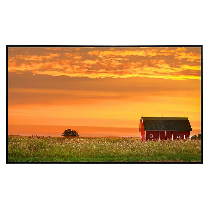 Papermoon Infrarot-Bildheizkörper Bauernhof Landschaft 1 - 90 x 50 cm, 450 W - Rote Scheune im Sonnenuntergang. Das goldene Himmelsleuchten und die ruhige Szene erzeugen eine friedliche, malerische Landschaft.