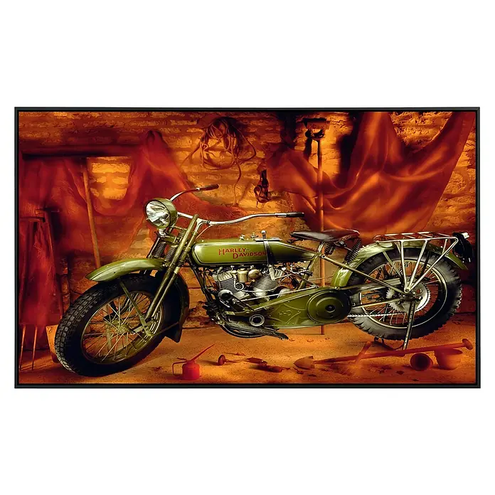 Papermoon Infrarot-Bildheizkörper Vintage HD 1910 - 120 x 60 cm, 1.000 W - Antike Harley-Davidson in olivgrün, detailreich präsentiert mit Werkzeugen und rustikalem Hintergrund.