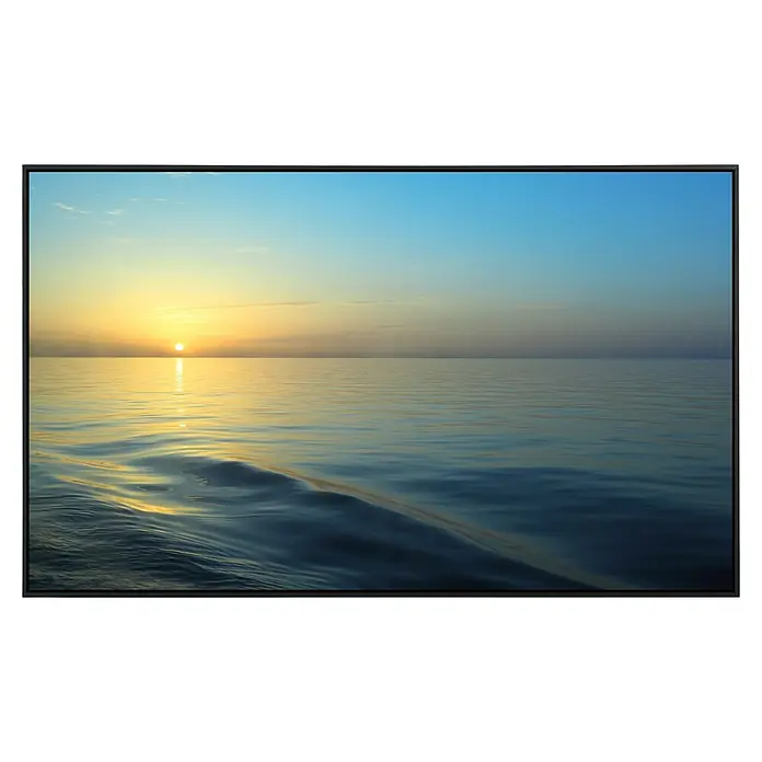 Papermoon Infrarot-Bildheizkörper Sonnenaufgang vom Bootsdeck - 120 x 60 cm, 1.200 W - Nahaufnahme eines Fernsehbildschirms, der ein ruhiges Meer bei Sonnenuntergang mit sanften Wellen und ruhigem Wasser zeigt.