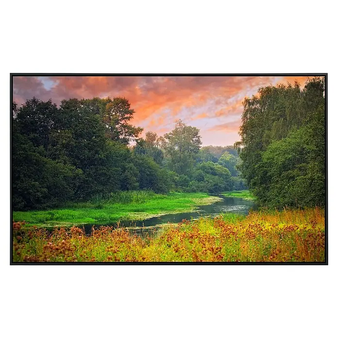 Papermoon Infrarot-Bildheizkörper Sunset River - 60 x 50 cm, 350 W - Das Bild zeigt eine idyllische Flusslandschaft bei Sonnenuntergang, die in einem eleganten schwarzen Rahmen präsentiert wird.