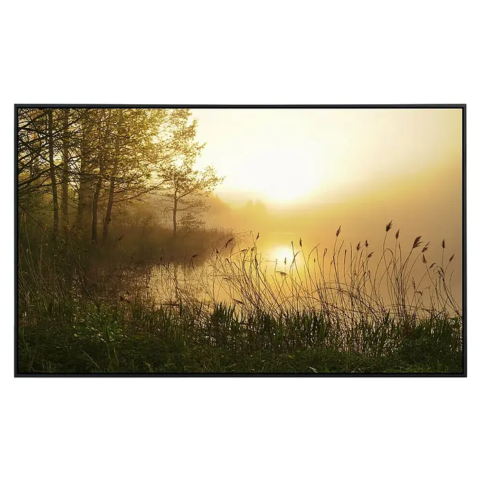 Papermoon Infrarot-Bildheizkörper Nebelwaldsee - 90 x 50 cm, 450 W - Stimmungsvolles Landschaftsbild mit goldenem Licht über einem ruhigen See, umrahmt von Schilf und Bäumen.