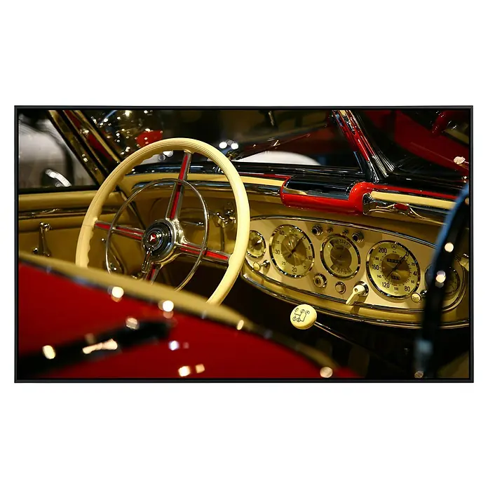 Papermoon Infrarot-Bildheizkörper Klassisches Benz Interieur - 60 x 50 cm, 350 W - Innenraum eines klassischen roten und beigen Oldtimers mit cremefarbenem Lenkrad und verchromten Armaturenbrettanzeigen.