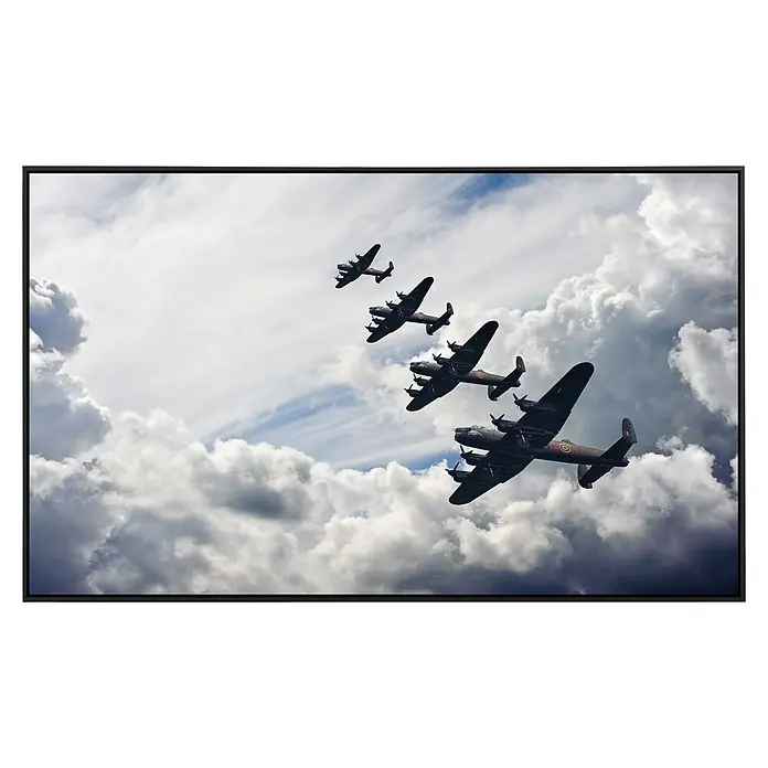 Papermoon Infrarot-Bildheizkörper Lancaster Bomber - 120 x 60 cm, 1.200 W - Dieses Bild zeigt vier Lancaster Bomber vor einem dramatischen, bewölkten Himmel. Die Flugzeuge sind in einer gestaffelten Formation angeordnet.