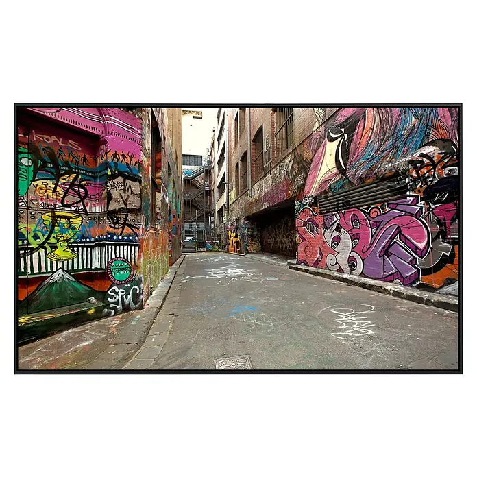 Papermoon Infrarot-Bildheizkörper Graffiti 1 - 100 x 60 cm, 600 W - Urbaner Kunstdruck: Graffiti-Kunst in einer belebten Gasse, ein echter Blickfang für moderne Wohnräume mit farbenfrohen Details.