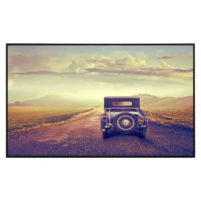 Papermoon Infrarot-Bildheizkörper Oldtimer in der Wüste - 120 x 60 cm, 1.200 W - Vintage-Auto auf einer Landstraße mit Himmel im Hintergrund. Das Auto ist ein echter Hingucker.