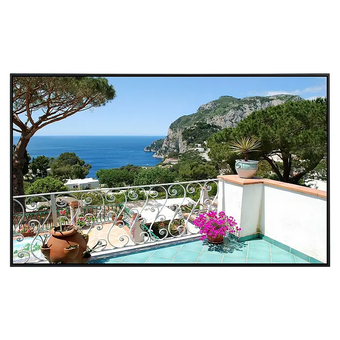 Papermoon Infrarot-Bildheizkörper Capri Balkon Blick - 120 x 60 cm, 1.000 W - Blick von einer Terrasse auf das Meer mit bunten Blumen in Töpfen, die einen Hauch von Farbe in die maritime Landschaft bringen.