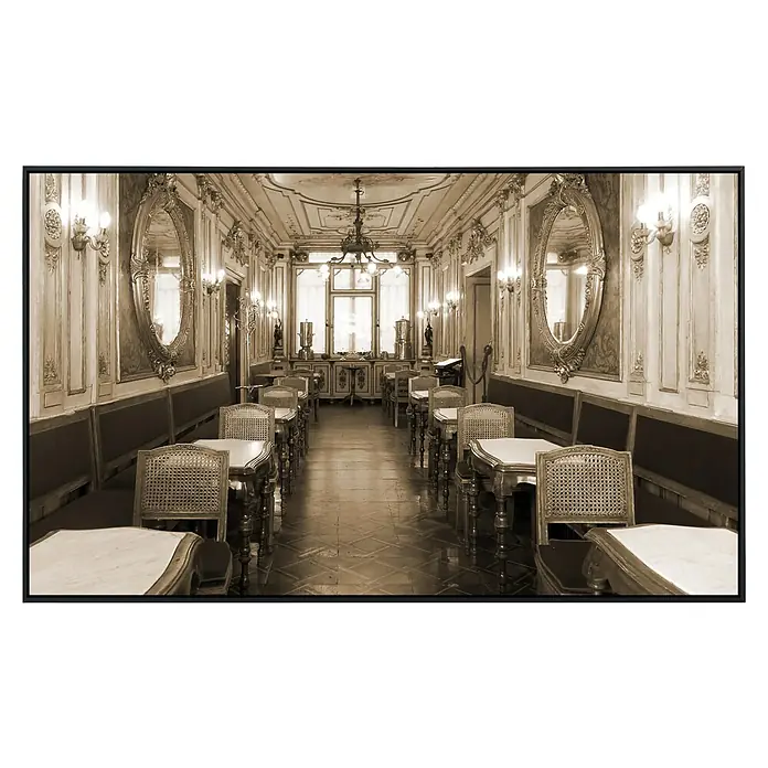 Papermoon Infrarot-Bildheizkörper Vintage Café Interieur - 100 x 60 cm, 600 W - Elegantes Caféhausinterieur in Sepia mit verzierten Spiegeln, Marmortischen und stilvollen Korbstühlen, das eine vergangene Epoche widerspiegelt.