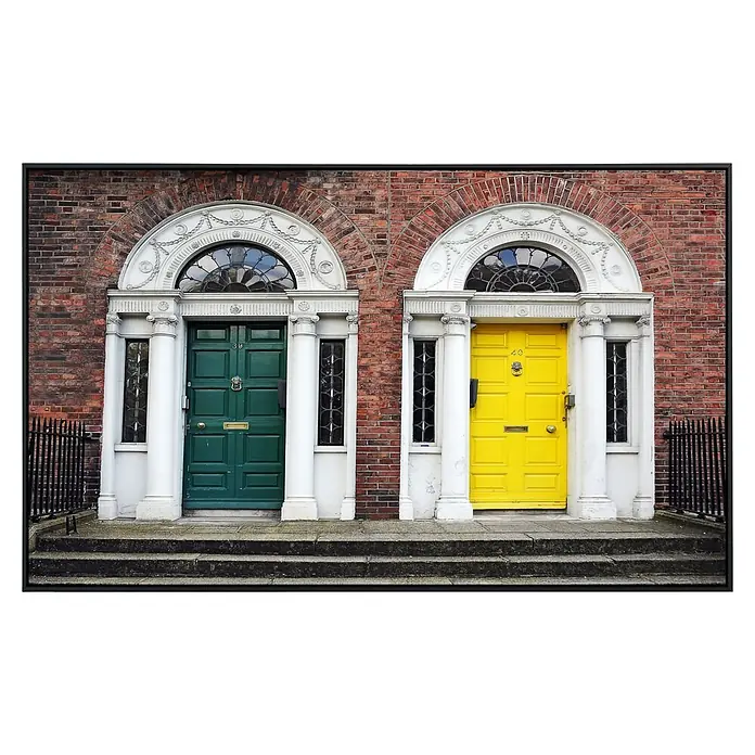 Papermoon Infrarot-Bildheizkörper Dublin Türen - 120 x 60 cm, 1.200 W - Zwei verzierten Haustüren in Grün und Gelb mit eleganten Bögen und Säulen, die den Charme der Architektur unterstreichen.