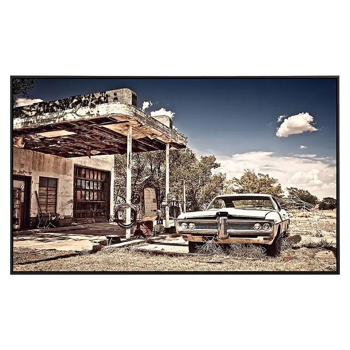 Papermoon Infrarot-Bildheizkörper Verlassene Tankstelle - 60 x 50 cm, 350 W - Nostalgie pur: Ein verlassenes Pontiac-Auto vor einer alten Tankstelle, eingefangen in einem stimmungsvollen Foto.
