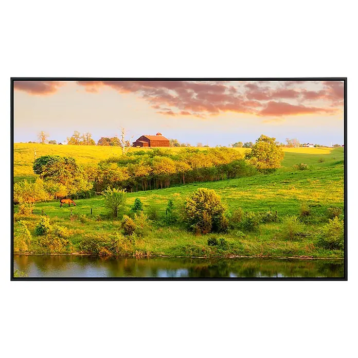 Papermoon Infrarot-Bildheizkörper Bauernhof Landschaft 2 - 60 x 50 cm, 350 W - Malersiche Landschaft mit goldenem Acker, einem Pferd, einem See und einem Bauernhaus im Hintergrund unter bewölktem Himmel.