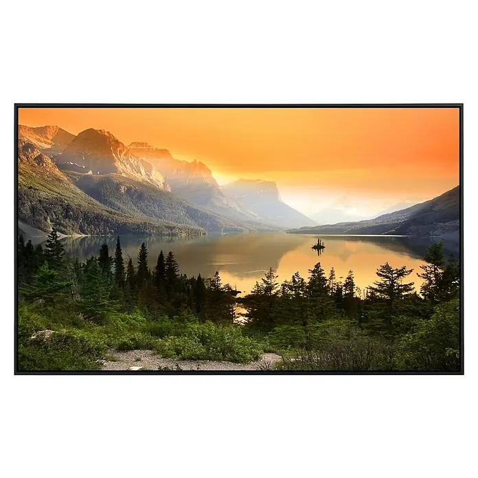 Papermoon Infrarot-Bildheizkörper Saint Mary Lake - 90 x 50 cm, 450 W - Ein faszinierender Ausblick auf einen stillen See umgeben von majestätischen Bergen und üppigen Wäldern im goldenen Licht der Abenddämmerung.