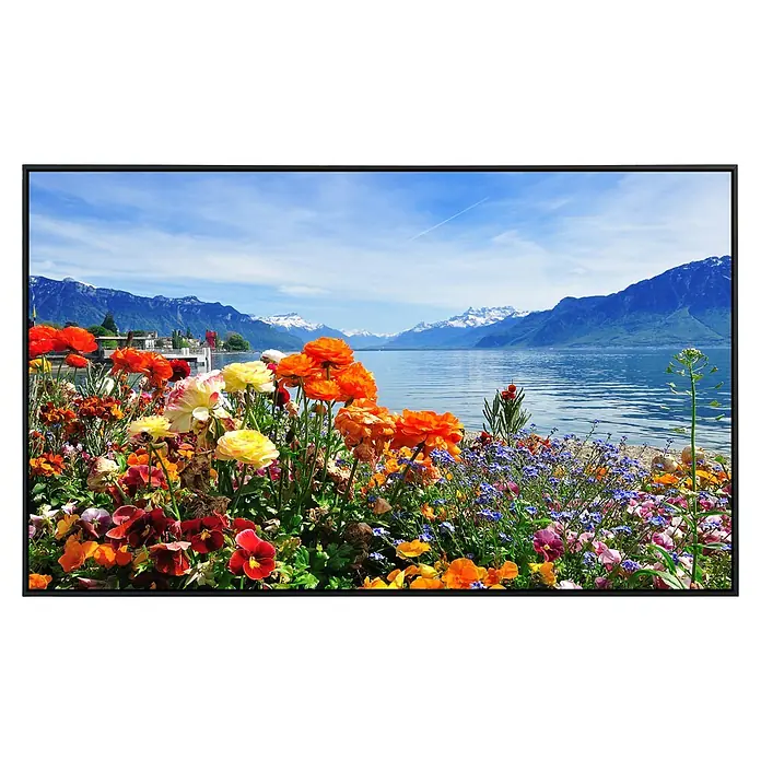 Papermoon Infrarot-Bildheizkörper Bergsee 2 - 60 x 50 cm, 350 W - Ein wunderschönes Wandbild mit Blumen am Ufer eines Sees, mit Bergen im Hintergrund. Die lebhaften Farben der Blumen stechen hervor.