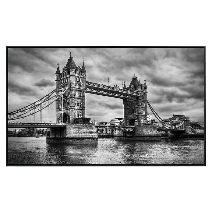 Papermoon Infrarot-Bildheizkörper Retro Tower Bridge - 120 x 60 cm, 1.200 W - Schwarz-Weiß-Foto der Tower Bridge. Das berühmte Wahrzeichen Londons, elegant in Graustufen festgehalten, mit markanter Architektur und dem ruhigen Fluss.