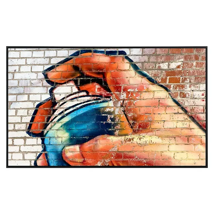 Papermoon Infrarot-Bildheizkörper Graffiti 2 - 90 x 50 cm, 450 W - Nahaufnahme einer Graffiti-Wandmalerei mit einer Hand, die eine blaue Sprühdose hält, vor einem strukturierten Hintergrund aus Ziegelsteinen.