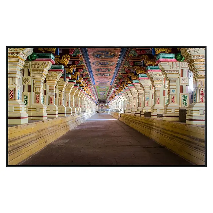 Papermoon Infrarot-Bildheizkörper Ramanathaswamy Tempel - 100 x 60 cm, 800 W - Prachtvoller Säulengang eines alten Tempels mit kunstvollen Verzierungen und farbenfrohen Details an Säulen und Decke.