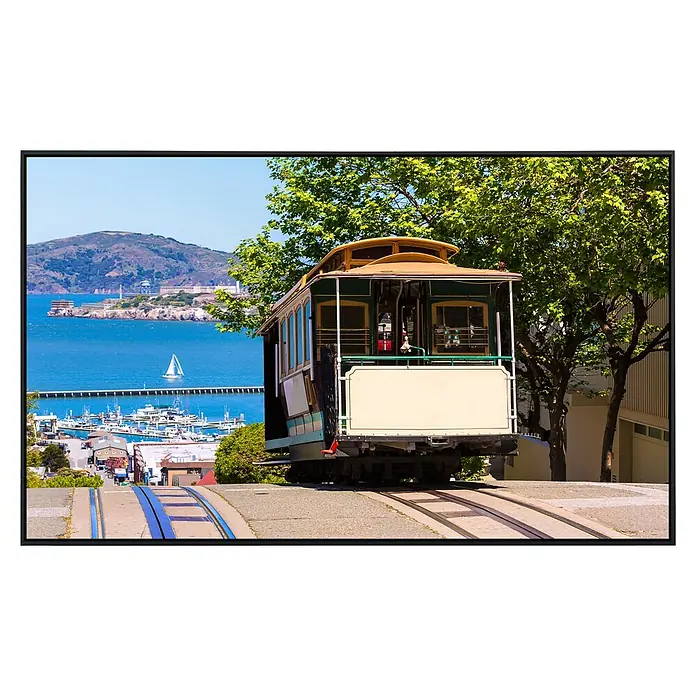 Papermoon Infrarot-Bildheizkörper Seilbahn San Francisco - 100 x 60 cm, 600 W - Ein klassisches San Francisco Cable Car vor der malerischen Kulisse von Alcatraz, dargestellt in hoher Auflösung.