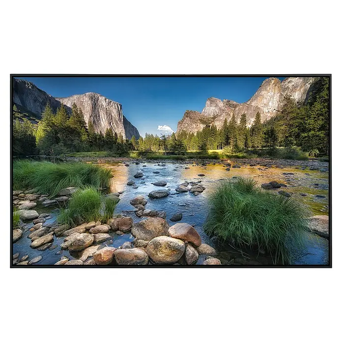 Papermoon Infrarot-Bildheizkörper Yosemite River Reflexion - 60 x 50 cm, 350 W - Ein gerahmtes Display zeigt eine malerische Landschaft mit Bergen, Bäumen und einem Fluss mit Steinen im Vordergrund, ideal für die Wand.
