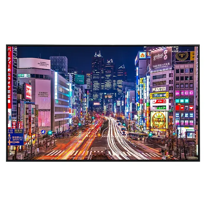 Papermoon Infrarot-Bildheizkörper Shinjuku Tokio - 100 x 60 cm, 800 W - Das Fernsehgerät zeigt eine lebendige Aufnahme einer belebten Stadtstraße bei Nacht mit leuchtenden Lichtern und hohen Gebäuden.