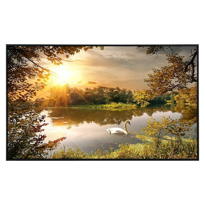 Papermoon Infrarot-Bildheizkörper Schwan am Teich - 90 x 50 cm, 450 W - Stimmungsvolles Landschaftsbild mit Schwan auf einem See im goldenen Licht, gerahmt von Bäumen und einer glänzenden Sonne, ein malerisches Naturerlebnis.