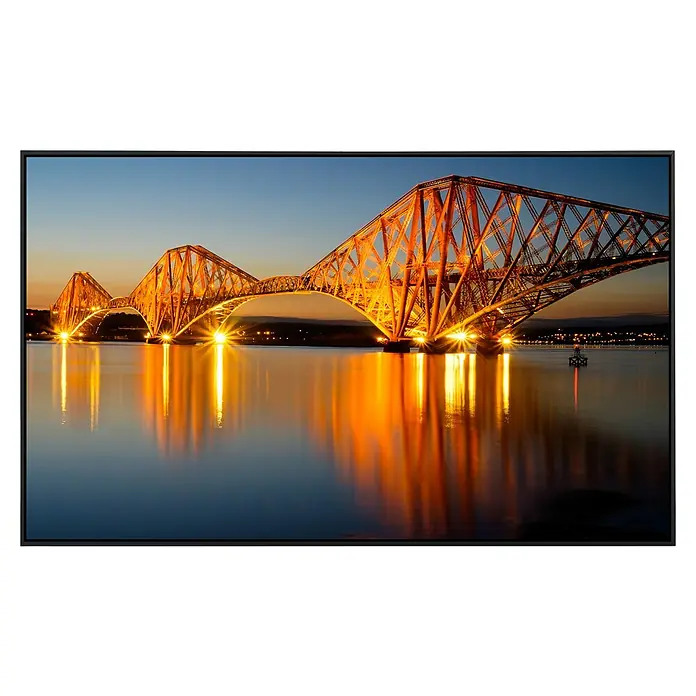 Papermoon Infrarot-Bildheizkörper Forth Eisenbahnbrücke Schottland - 90 x 50 cm, 450 W - Das Foto zeigt die atemberaubende Forth Bridge, die sich golden im Abendlicht über das Wasser spannt, gerahmt von einem eleganten Bildschirm.