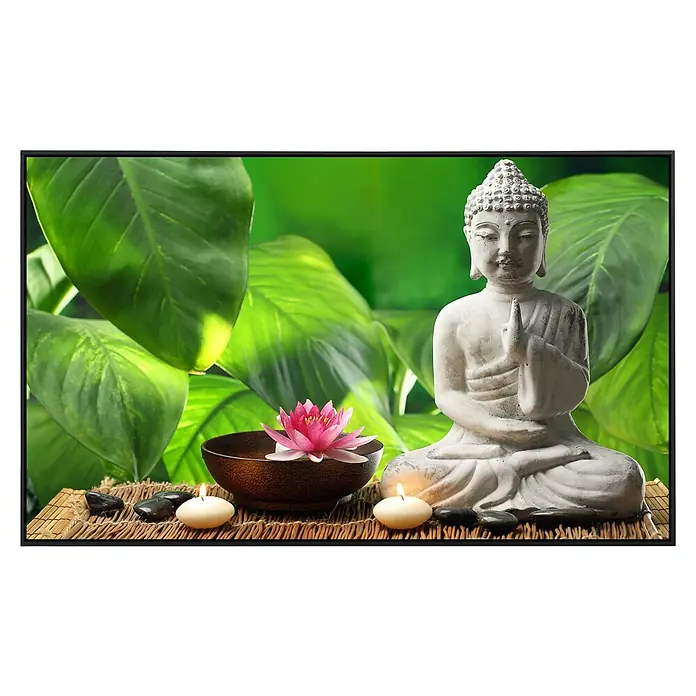 Papermoon Infrarot-Bildheizkörper Buddha in der Meditation - 120 x 60 cm, 1.200 W - Nahaufnahme einer Buddha-Statue mit Lotusblüte und Kerzen, die eine friedliche und meditative Atmosphäre ausstrahlt.