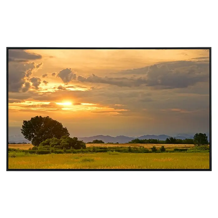 Papermoon Infrarot-Bildheizkörper Landschaft im Sonnenuntergang - 60 x 50 cm, 350 W - Dieses Bild zeigt ein atemberaubendes Landschaftsgemälde mit goldenem Feld, Bergen und einem dramatischen Sonnenuntergangshimmel.