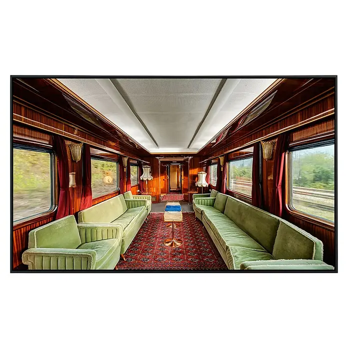 Papermoon Infrarot-Bildheizkörper Vintage Zugwagen - 60 x 50 cm, 350 W - Innenraum eines luxuriösen Zugwaggons mit grünen Sofas, Holzvertäfelung und rotem Teppich. Elegante Zugreise mit Stil.