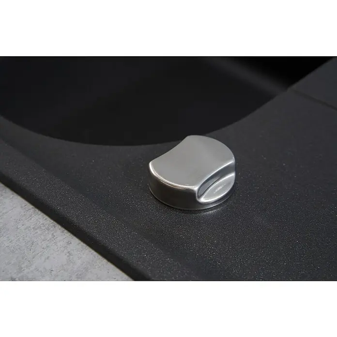 Respekta Einbauspüle Orlando - 100 x 50 cm, Schwarz - Nahaufnahme eines modernen Spülbeckens mit einem eleganten, silbernen Bedienknopf zur Steuerung des Wasserflusses. Das Design ist minimalistisch und funktional.
