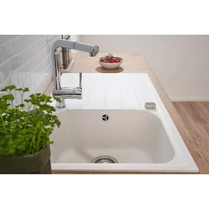 Respekta Fregadero encastrable Orlndo - 86 x 50 cm, Blanco - Fregadero de cocina blanco con grifo cromado, instalado en una cocina moderna con encimera de madera.