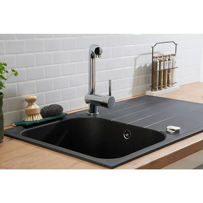 Respekta Einbauspüle Orlando - 86 x 50 cm, Schwarz - Ein modernes Küchenspülbecken mit einer Armatur aus Chrom, einem Abtropfbereich und Spülutensilien auf einer hölzernen Arbeitsplatte vor weißen Fliesen.