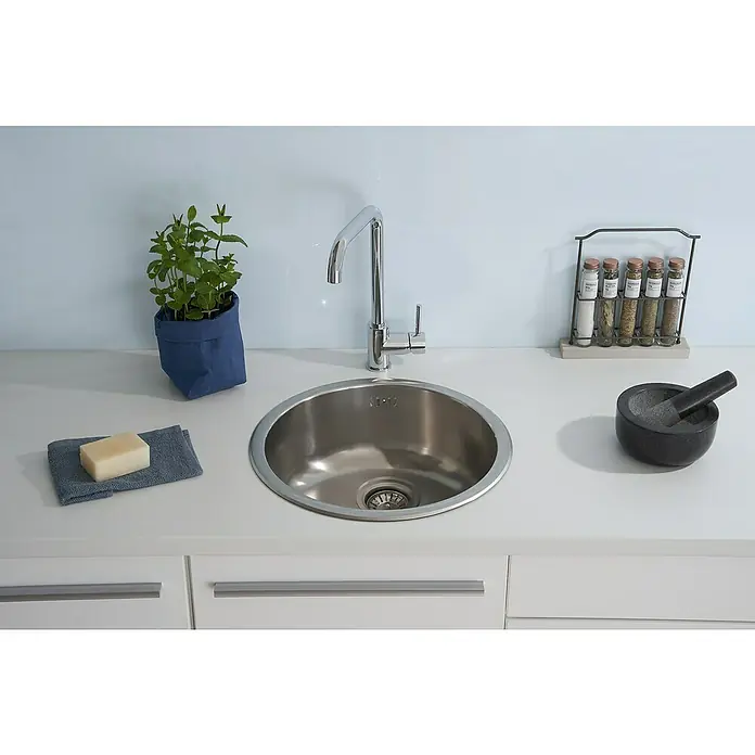 Respekta Einbauspüle Portland - Durchmesser: 44,6 cm, Edelstahl - Edelstahlspüle in einer modernen Küche mit Armatur, Kräutern und Gewürzen. Ideal für Küchen- oder Sanitärdesign-Projekte.