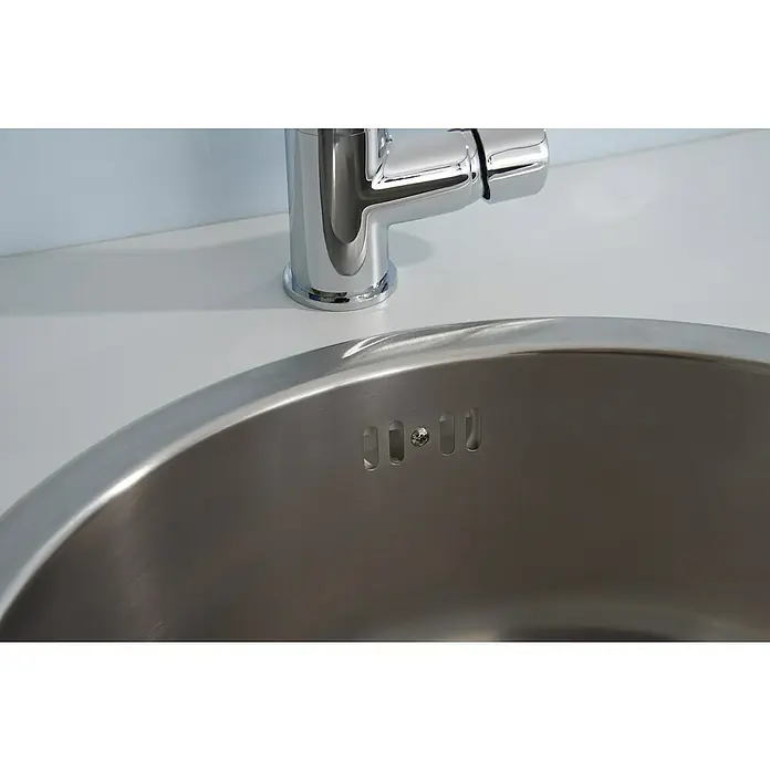 Respekta Fregadero encastrable Portland - Diámetro: 44,6 cm, Acero inoxidable - Un elegante fregadero de acero inoxidable con un moderno grifo cromado sobre una encimera blanca y limpia. El fregadero incluye orificios de rebosadero estrechos.