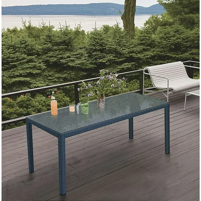 Sunfun Mesa de jardín Neila - L x An x Al: 160 x 100 x 75 cm, Aluminio/Ratán sintético, Gris plata - Una elegante mesa de comedor para exteriores con bebidas y flores, creando un ambiente relajado en el patio.