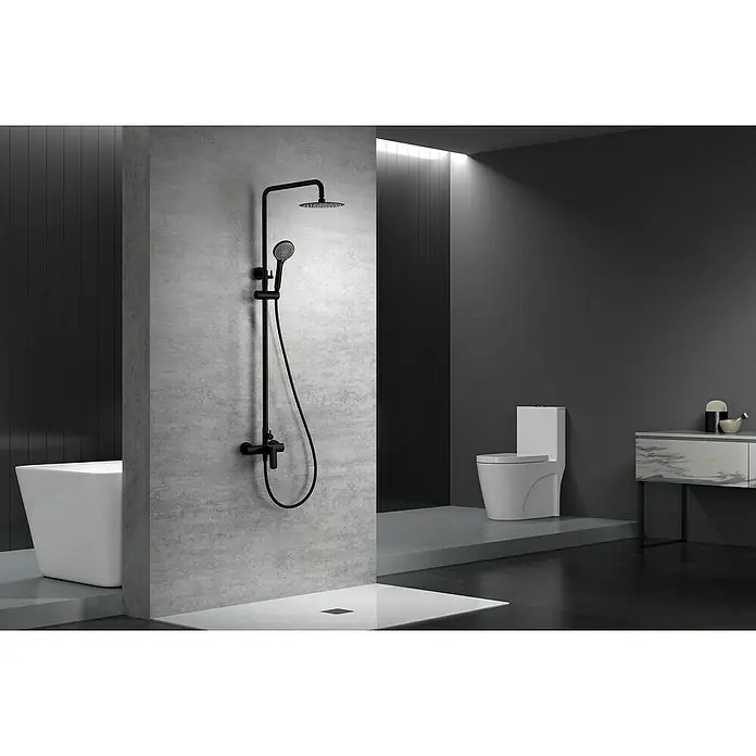 Imex Ural Sistema de ducha - Con grifo monomando, Negro - Imagen de una moderna grifería de baño en negro, que consta de un rociador de lluvia, una ducha de mano y un mezclador termostático, montado en una pared de hormigón gris.