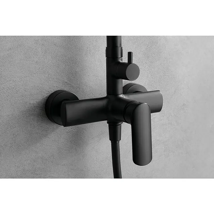 Imex Ural Sistema de ducha - Con grifo monomando, Negro - Primer plano de un moderno grifo de ducha negro mate montado en una pared gris, que muestra una funcionalidad elegante.
