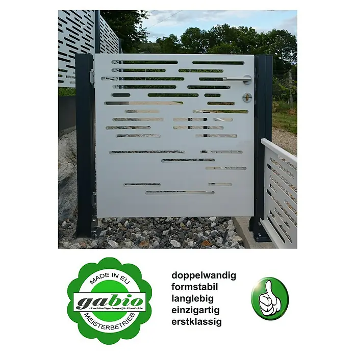 Gabio Zauntor Efeu - 4,2 x 90 cm, Stahl, Hellgrau - Ein weißes Gartentor mit horizontalen Aussparungen, montiert an anthrazitfarbenen Pfosten, präsentiert ein modernes Design.