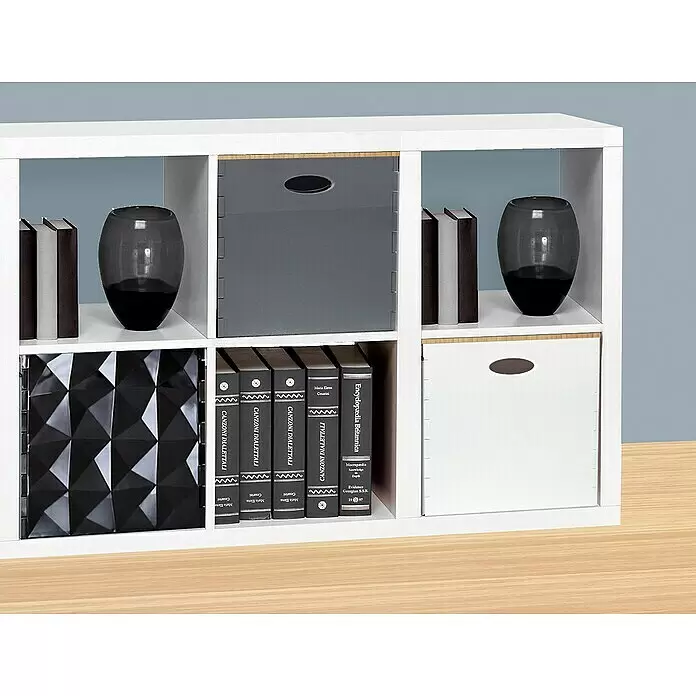 Aufbewahrungsbox Crystall - L x B x H: 31 x 31 x 30,5 cm, Kunststoff, Weiß, Mit Deckel - Weißes Kubusregal mit Büchern, zwei dunklen Vasen, schwarzer gemusterter Aufbewahrungsbox und grauen/weißen Aufbewahrungsboxen.