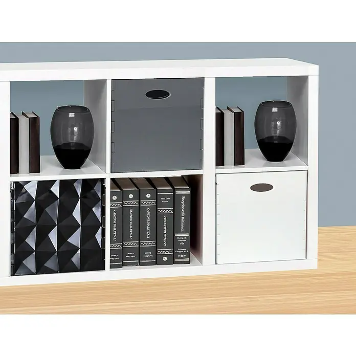 Aufbewahrungsbox Crystall - L x B x H: 31 x 31 x 30 cm, Kunststoff, Grau/Transparent, Ohne Deckel - Nahaufnahme eines weißen Bücherregals mit verschiedenen Dekorationsgegenständen und Büchern in Fächern.