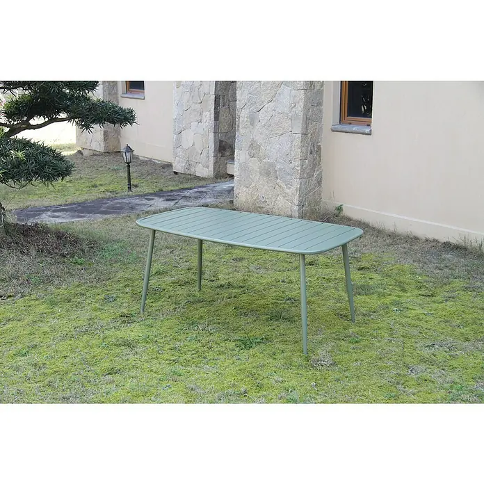 Mesa de jardín Noor - L x An x Al: 163 x 90 x 73 cm, Acero, Verde - Una mesa de jardín rectangular con diseño de listones se alza sobre un césped con musgo. La mesa es de metal y tiene un color verde.