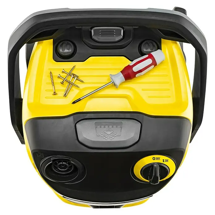 Kärcher Elektro-Nass- & Trockensauger WD 5 V-25/5/22 - 1.100 W, Behältervolumen: 25 l - Detailaufnahme eines gelben Kärcher Nass- und Trockensaugers mit Schrauben und Schraubendreher auf der Oberseite.