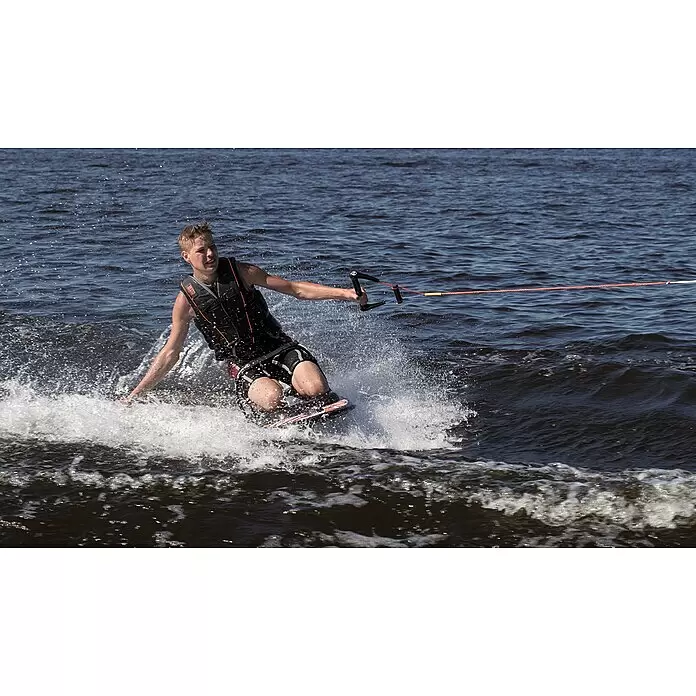 Talamex Kneeboard Arrow - Länge: 131 cm, Schwarz/Orange, Hantelhaken - Person auf schwarzem und orangem Kneeboard, mit schwarzer Schwimmweste, fährt aktiv auf dem Wasser und hält ein Schleppseil.