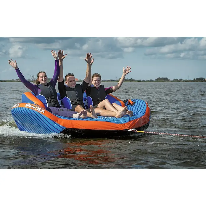 Talamex Funtube No Stress - L x An: 203 x 302 cm, Apto para: 3 personas, Fijación rápida - Tres personas divirtiéndose en un equipo de deportes acuáticos Talamex mientras son arrastradas por el agua.