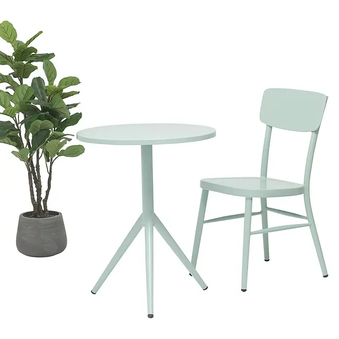 Silla de jardín Abigail - 47 x 52 x 83 cm, Verde claro, Aluminio, Apilable - Imagen de un juego de mesa y silla de bistró azul claro con una planta en maceta al lado, ideal para uso en exteriores.