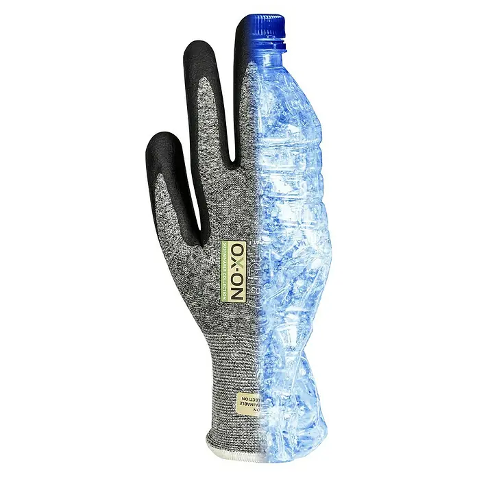 OX-ON Arbeitshandschuhe Recycle Supreme 16603 - Grau/Schwarz, 11 - Das Bild zeigt einen OX-ON Arbeitshandschuh aus der Sustainable Collection, halb mit einer blauen Wasserflasche überlagert.
