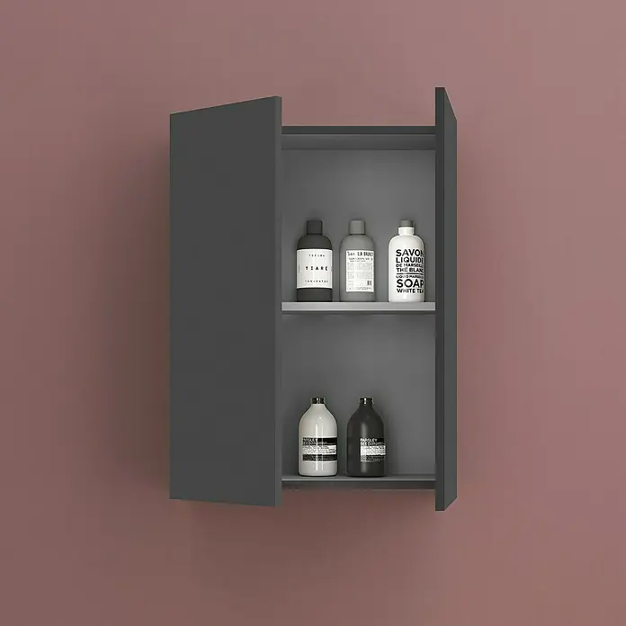 Artysan Armario colgante de baño Patri - L x An x Al: 21 x 54 x 74 cm, Antracita - Un armario de baño gris con varios frascos de jabón en dos estantes, sobre un fondo de pared rosa.