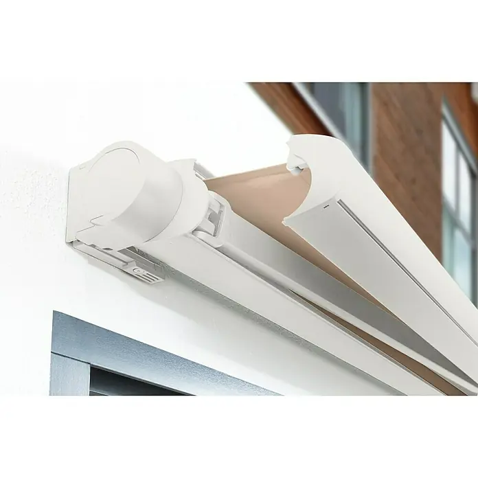 Sunfun Vollkassettenmarkise Elba - Beige, Farbe Gestell: Verkehrsweiß, Breite: 3,5 m, Ausfall: 3 m - Nahaufnahme einer weißen Markise, die an einer Wand befestigt ist und Schutz vor der Sonne bietet.