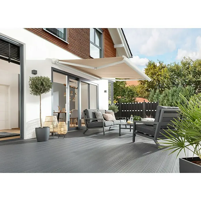 Sunfun Vollkassettenmarkise ElbaBeige, Farbe Gestell: Verkehrsweiß, Breite: 3,5 m, Ausfall: 3 m - Moderne Terrassenüberdachung mit ausfahrbarer Markise, stilvollen Gartenmöbeln und dekorativen Elementen für entspannte Stunden im Freien.