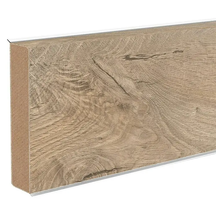 Sockelleiste XL Edeline - 250 cm x 18 mm x 60 mm, MDF/HDF - Nahaufnahme einer stilvollen Wandverkleidung in Holzoptik mit attraktiver Maserung und silbernen Kanten. Perfekt für moderne Innenräume.