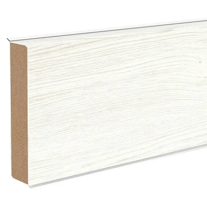 Sockelleiste XL Puccini - 250 cm x 18 mm x 60 mm, MDF/HDF - Nahaufnahme einer weißen Holzfußleiste, die eine saubere und moderne Ästhetik für jeden Raum bietet und die Funktionalität mit schlichtem Design verbindet.