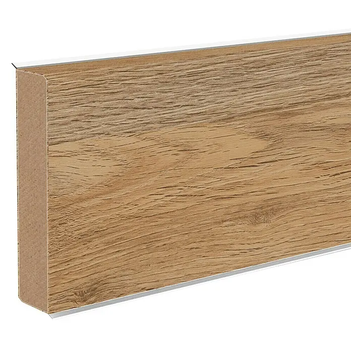 Sockelleiste XL Mabelle - 250 cm x 18 mm x 60 mm, MDF/HDF - Eine Sockelleiste in Holzoptik mit einer silbernen Kante, ideal für moderne Innenräume, bietet Schutz und ein stilvolles Finish.